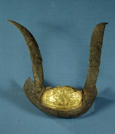 Denne maske fra ældre bronzealder med bronzehorn og guldbelægning stammer fra Hagendrup på Vestsjælland. Hvad blev hjelmene brugt til?