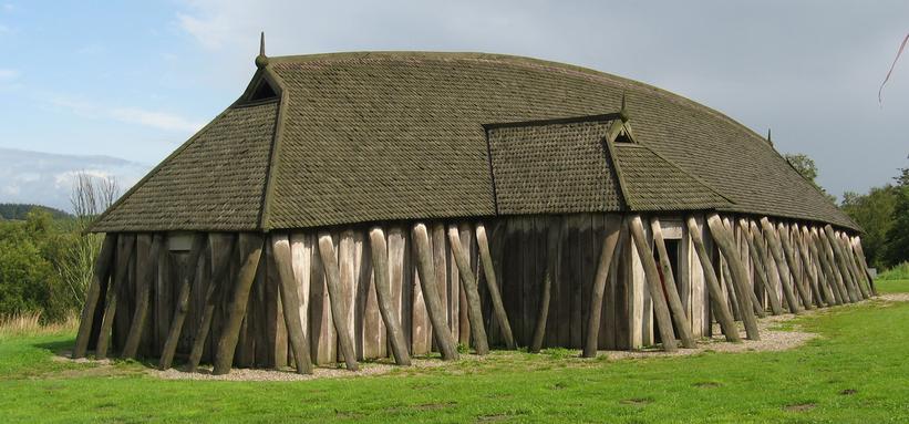 Langhus Vikingerne boede i langhuse som dette, der har samme form som et skib vendt på hovedet. Dette er en rekonstruktion. Foto: Anne Pedersen