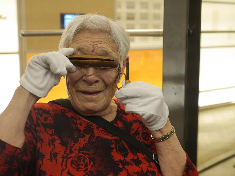 Bessie Omilgoetok med snebriller fra Nationalmuseets samling, København. Foto: Anne Mette Jørgensen Besøg fra Iqaluktuuttiaq