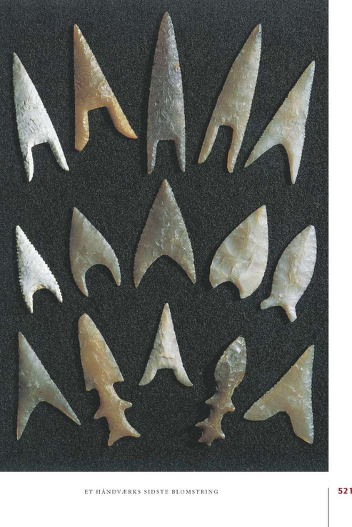 Jørgen Jensens - Danmarks Oldtid. Stenalderen, s. 521. Foto: Lennart Larsen, Nationalmuseet. Dolktidens imponerende pilespidser